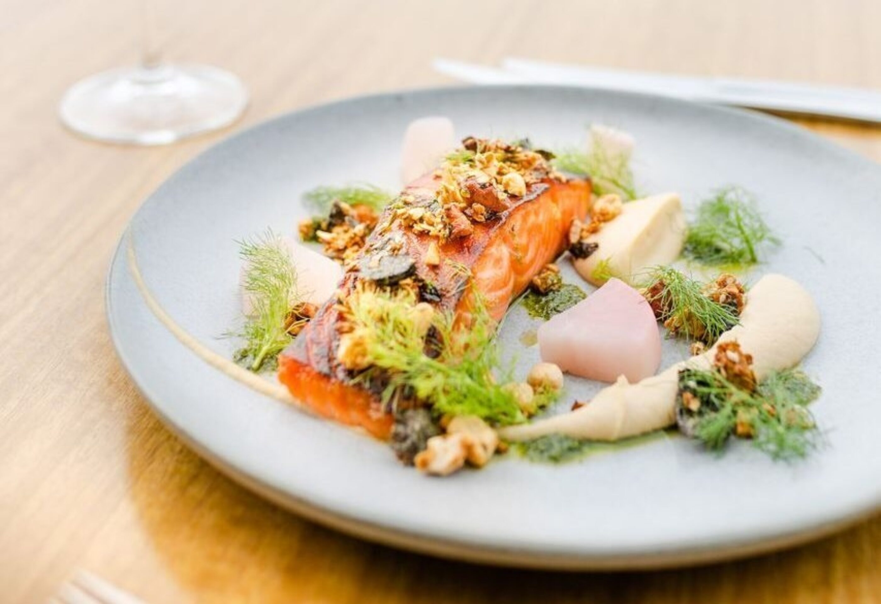 126622 glass of wine seafood dinner seaviews hilton auckland web optimised 1280px jpg or png or webp