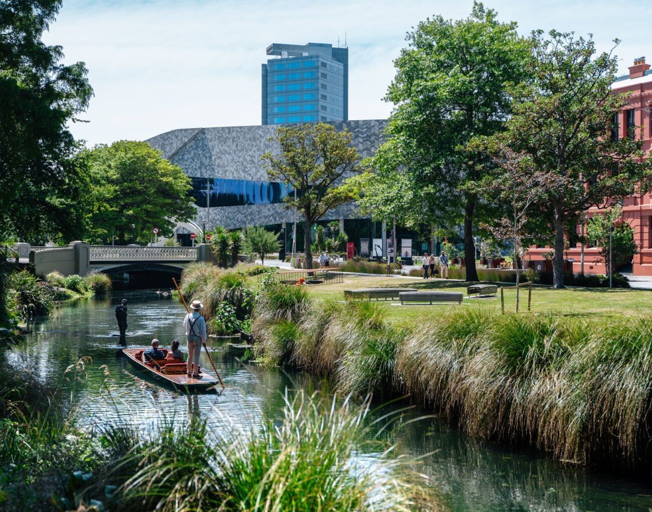 Christchurch punting on the avon te pae web 1920px